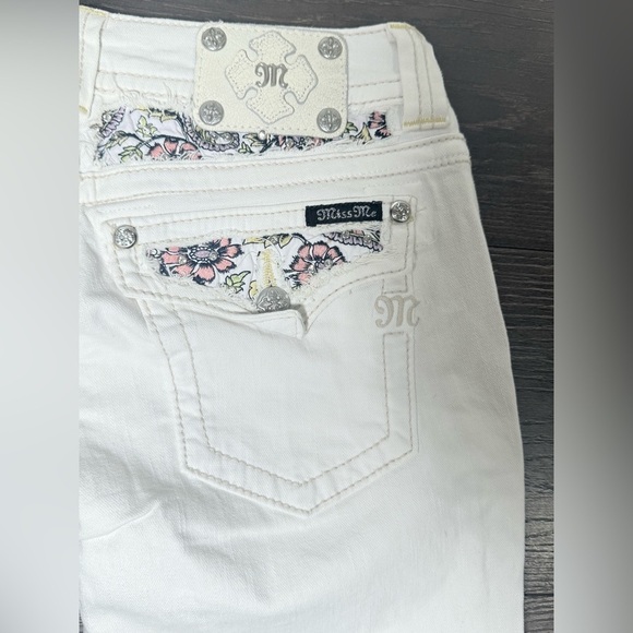 MISS ME Mid-Rise Capri Cuffed White Jeans Rhinestone Embellished - Picture 3 of 11